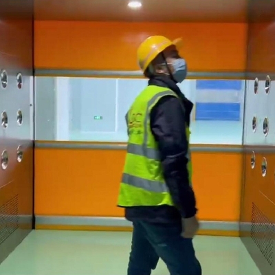 Douche d'air de pièce propre de cargaison de GCC avec la porte de volet de PVC avec le capteur photoélectrique